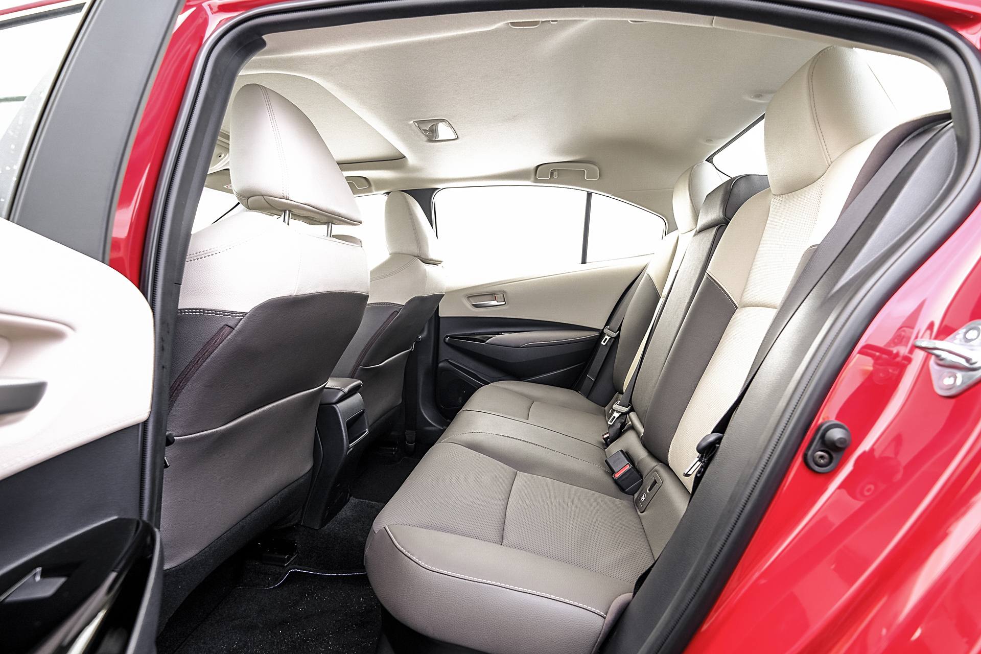 Corolla Altis Premium Hybrid 17