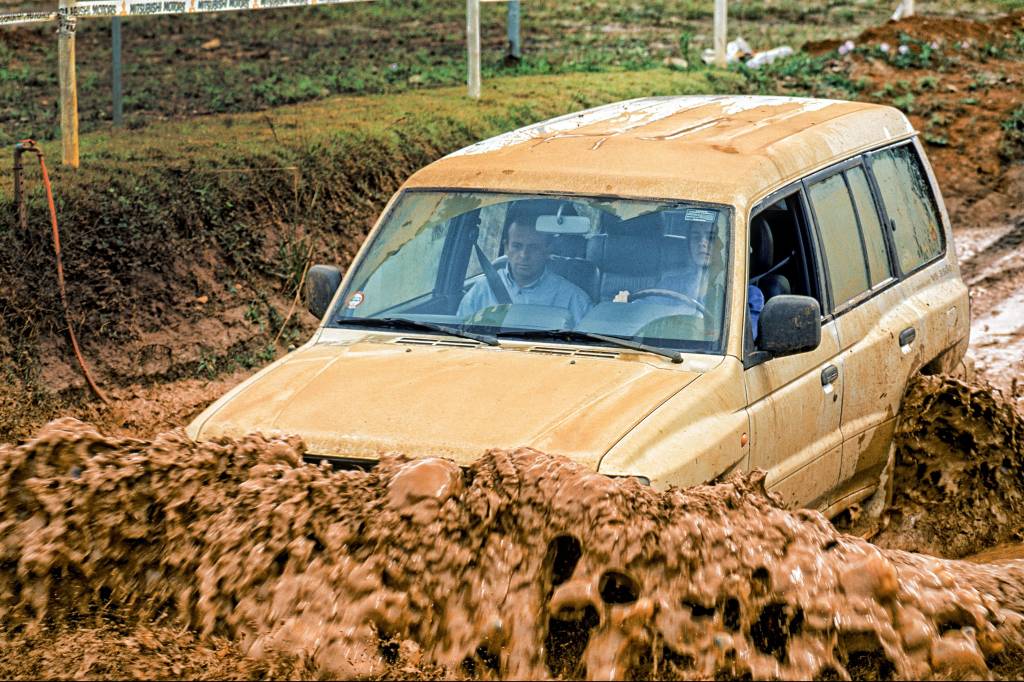Pajero numa pista off-road, na Marginal Pinheiros, patrocinada pela Mitsubishi. Pajero numa pista off-road, na Marginal Pinheiros, patrocinada pela Mitsubishi.