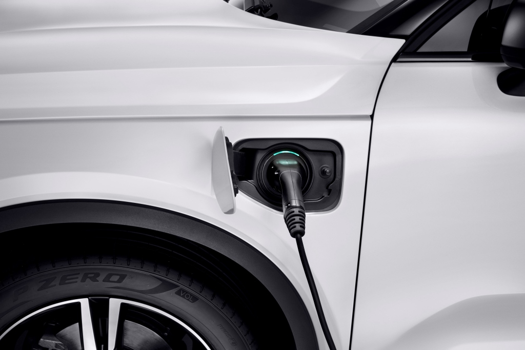 volvo_xc40_t5_plug-in_hybrid_r-design_4 Volvo vai vender versões híbrida e elétrica do SUV XC40 no Brasil