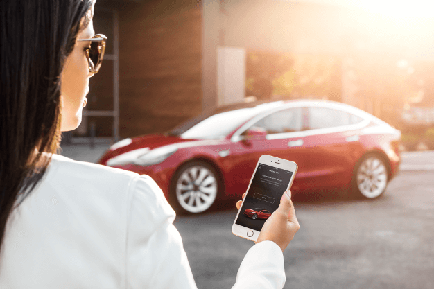 Falha em servidor deixa donos de Tesla trancados para fora do carro