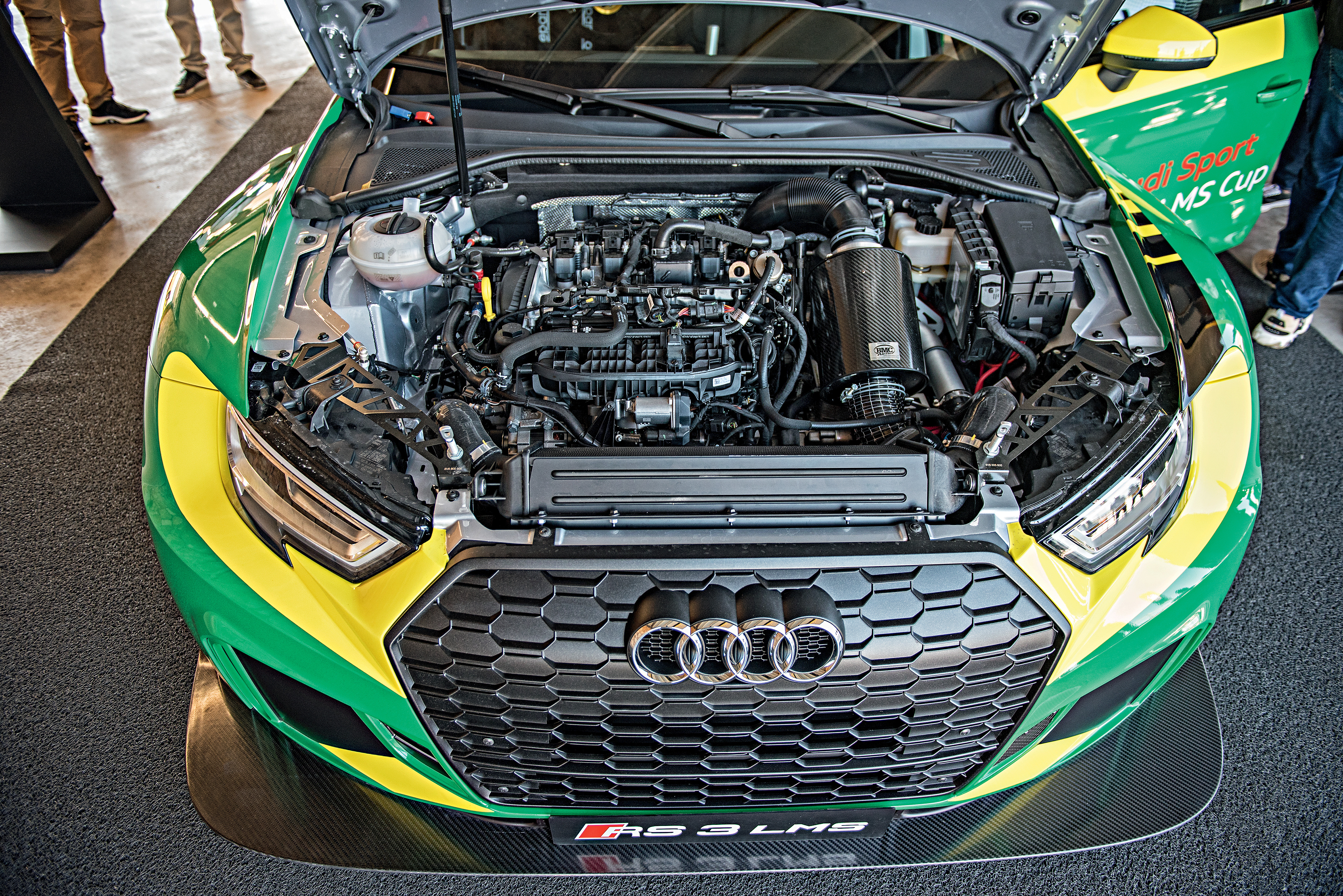 Aceleramos o Audi de corrida que você também pode pilotar por R