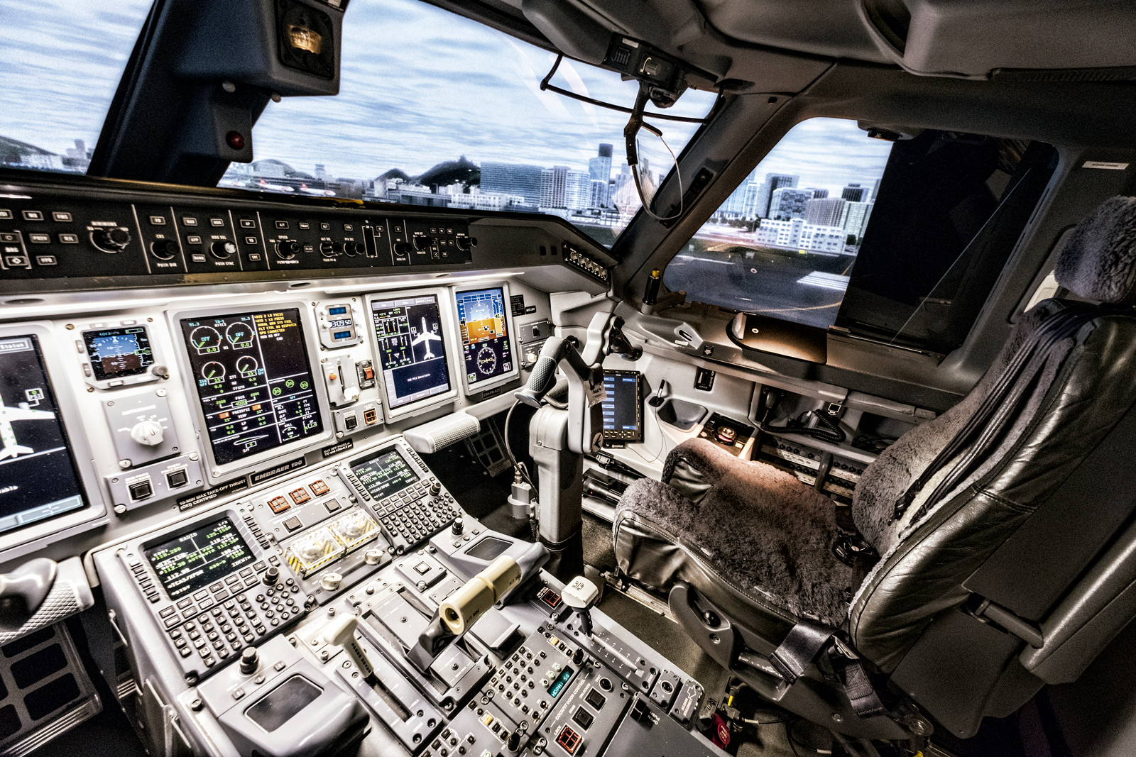 Simulador de voo curiosamente coloca a pessoa na posição de passageiro ao  invés de piloto
