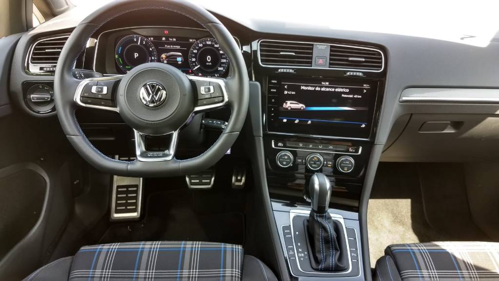 Golf GTE (2) Golf GTE (2)
