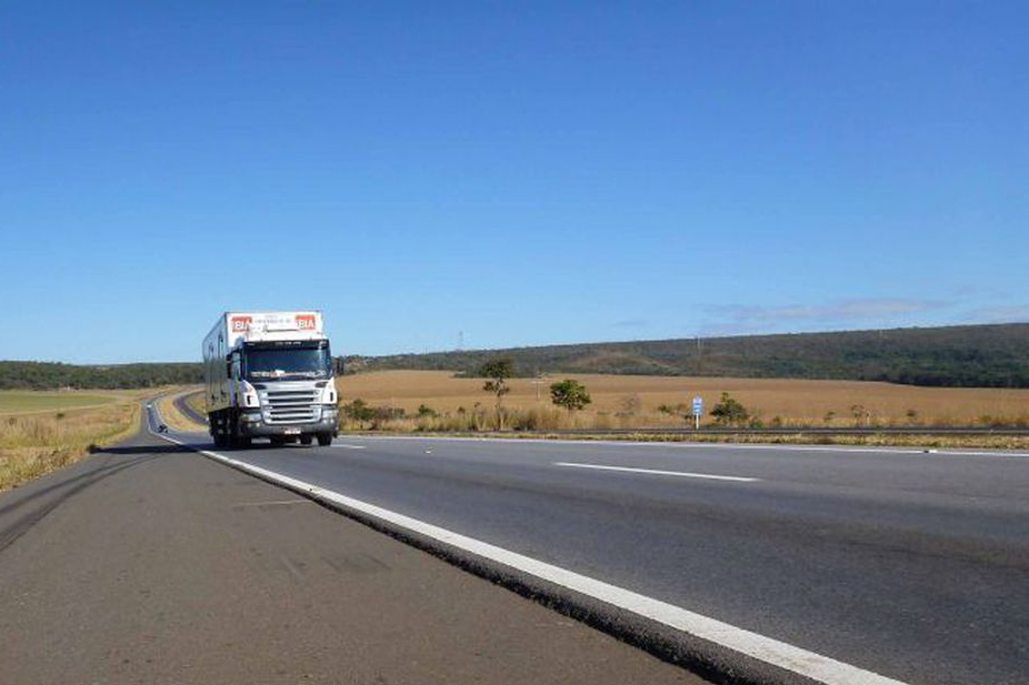 Deputado quer isentar caminhoneiros de terem CNH suspensa 