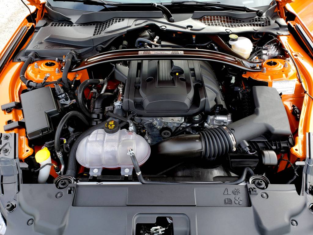 Motor 2.3 EcoBoost veio do Focus RS, mas está instalado na longitudinal pois a tração é traseira