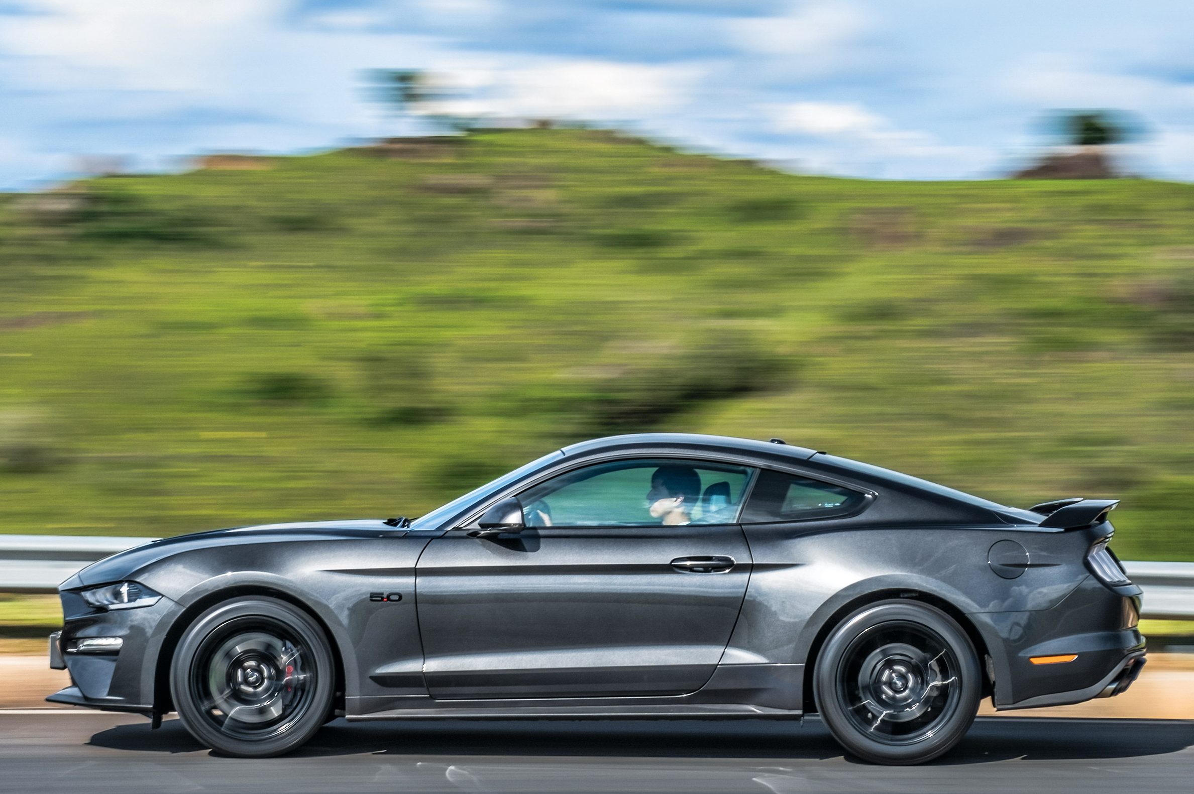 Teste Ford Mustang Black Shadow é um V8 GT com um pouco mais de sombra