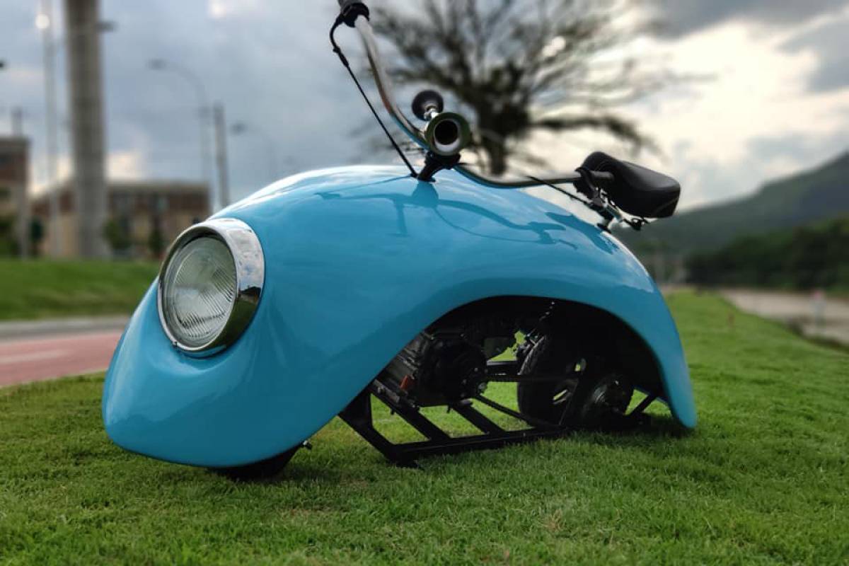 O cara fez a moto no quintal de casa e venceu os grandes fabricantes. Do it yourself é isso aí!