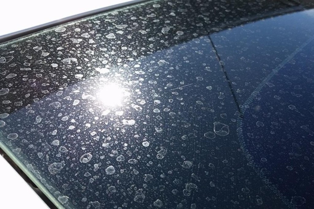 Para-brisa de carro manchado com chuva ácida