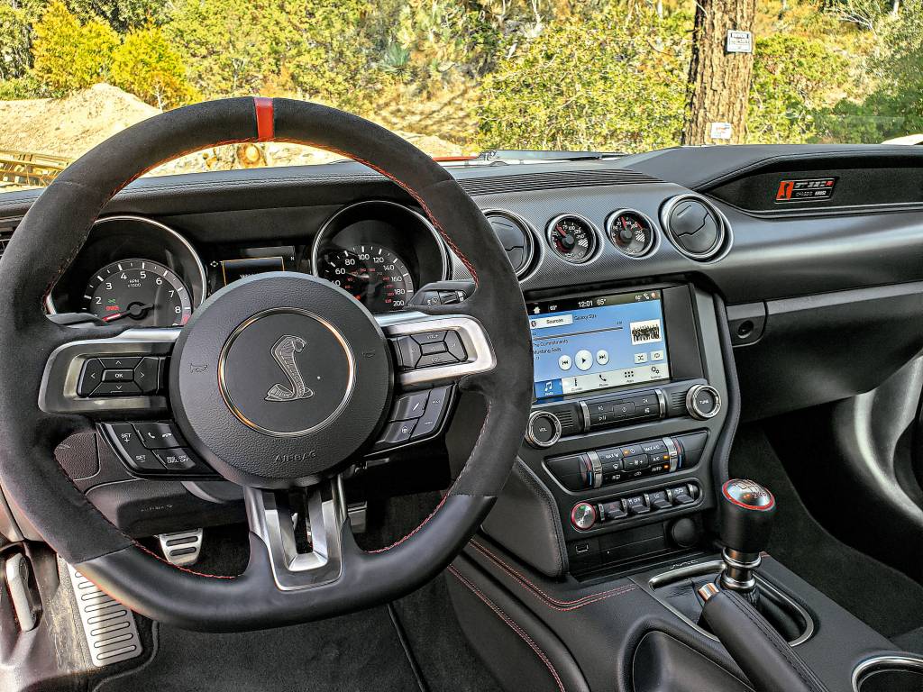 Volante com a cobra símbolo da Shelby se destaca no volante revestido de Alcantara