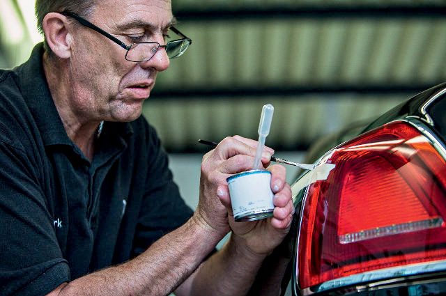 Acostumado a trabalhar na pele, o tatuador Marcelo Lobão resolveu pintar desenhos em carros e virou o papa brasileiro do pinstripe