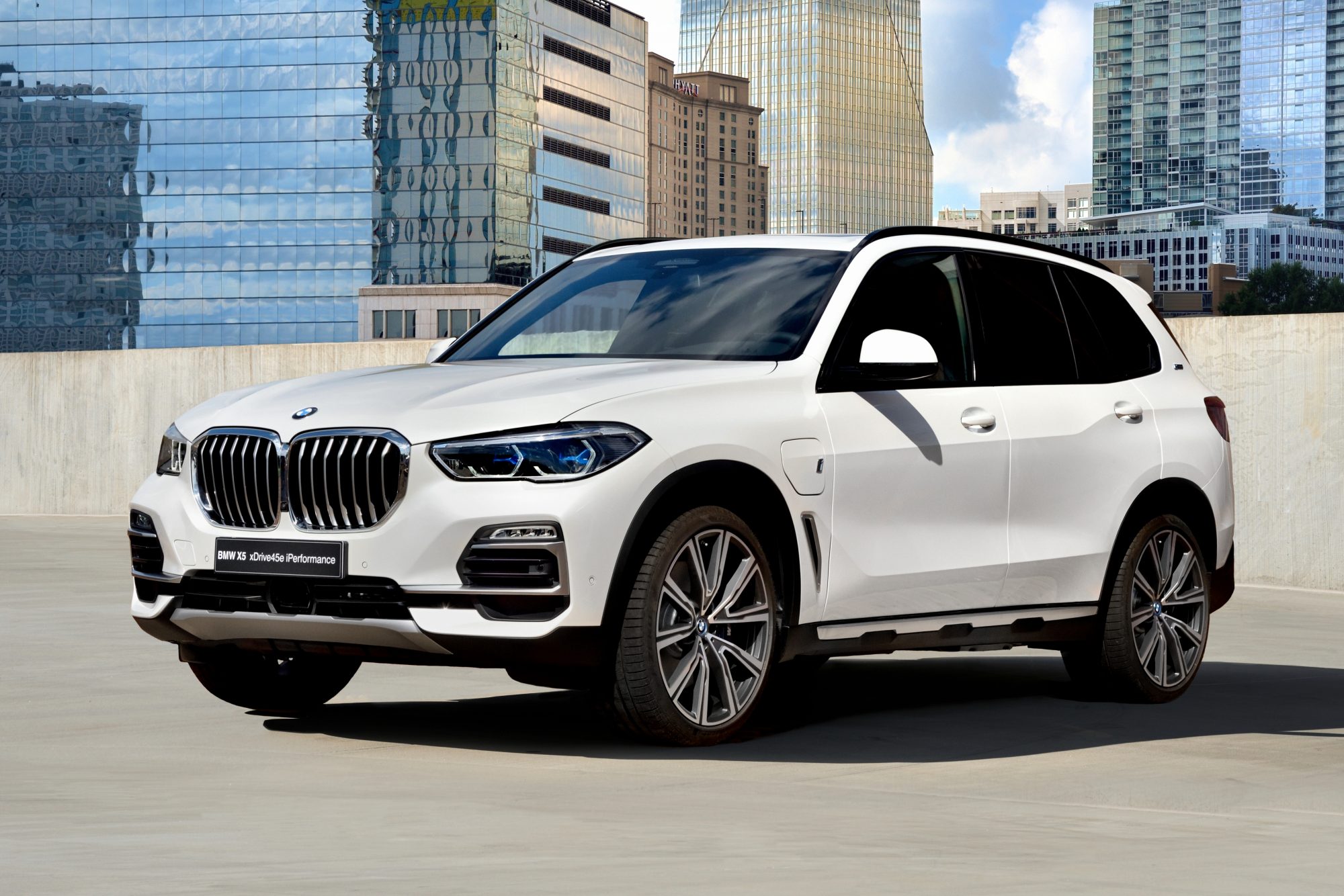 BMW X5 híbrido chega com potência de esportivo e preço de versão básica