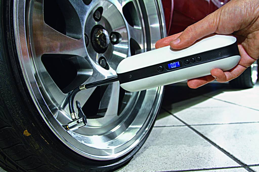 Será que um inflador de pneu que também é carregador de celular funciona?