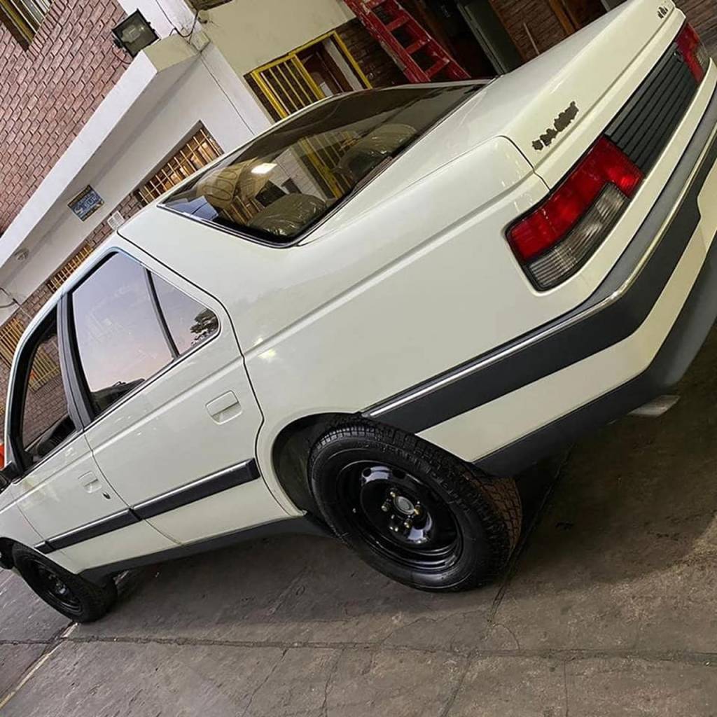 Havia até um Peugeot 405 no local