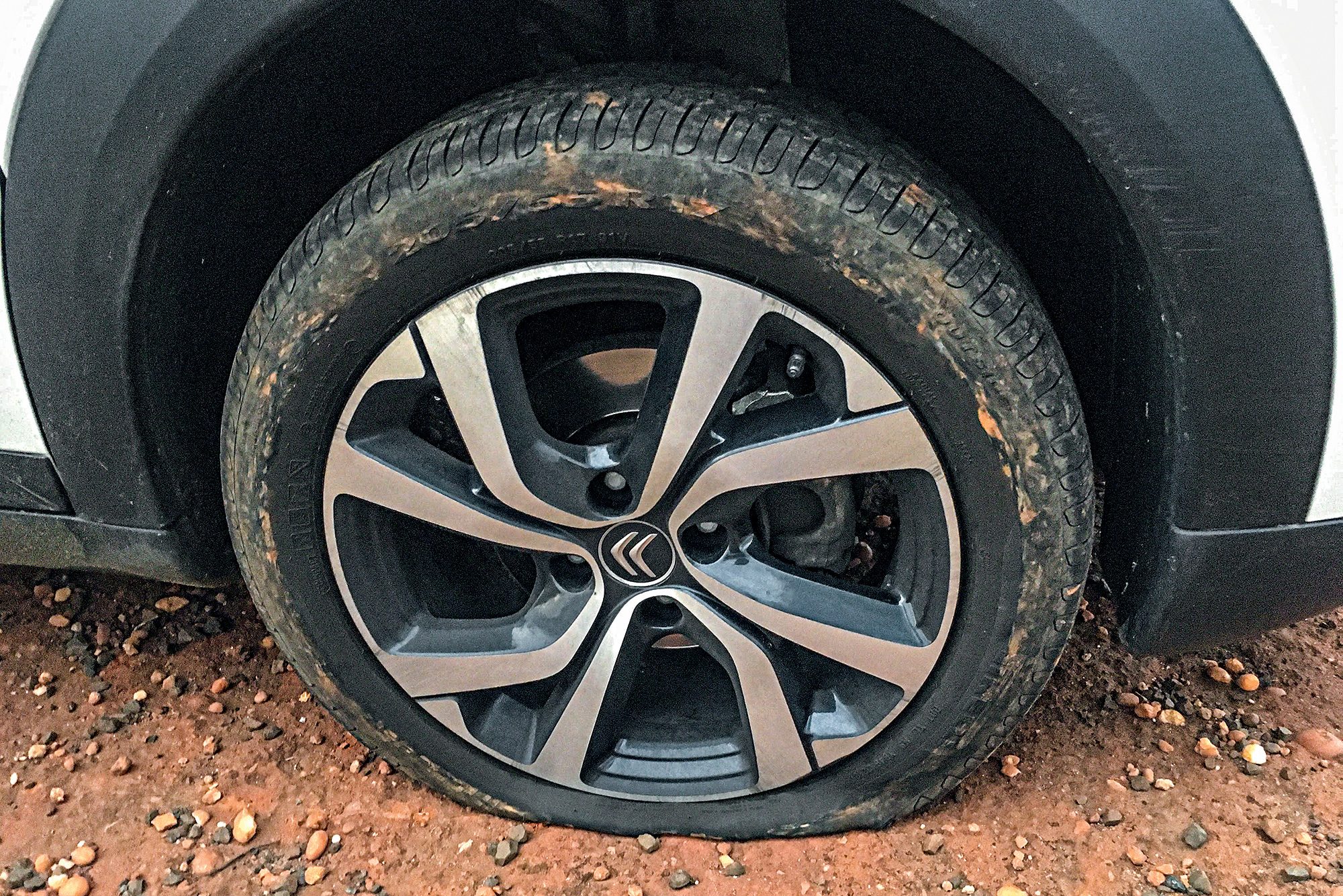 Longa Duração: Citroën cobra caro para repor pneu furado do C4