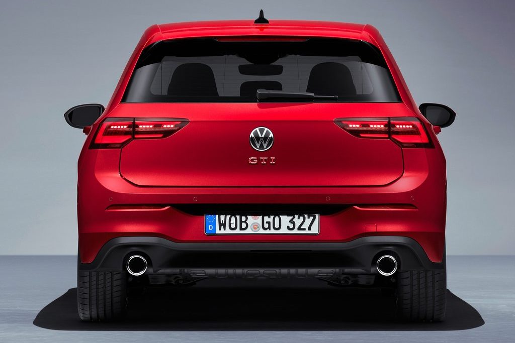 VW Golf GTI vermelho visto de trás