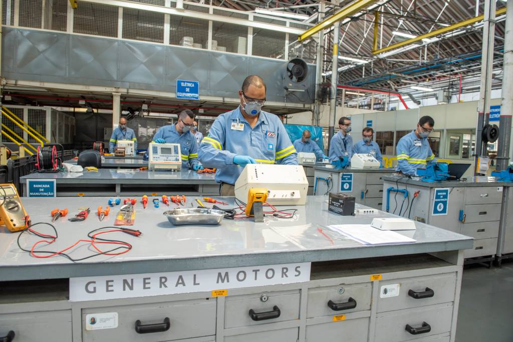 Voluntários da GM ajudam a consertar respiradores Voluntários da GM ajudam a consertar respiradores