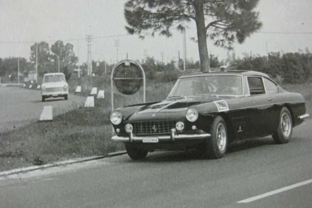 A Ferrari viatura cumprindo seu dever nos anos 60