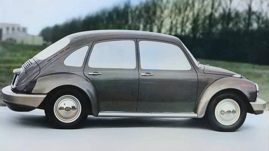 r (2) Fusca de quatro portas foi uma das propostas para a VW ter um carro barato e confortável