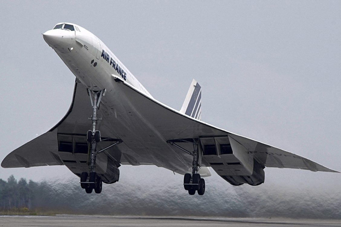 Como é que um avião supersônico sabe sua velocidade real em relação ao solo  se ele não tem uma roda com cabo de velocímetro encostada no solo para  fazer essa medição? 