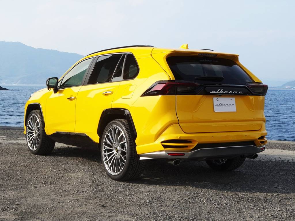 Toyota RAV4 Lamborghini Urus Albermo (3) Toyota RAV4 Lamborghini Urus Albermo (2)