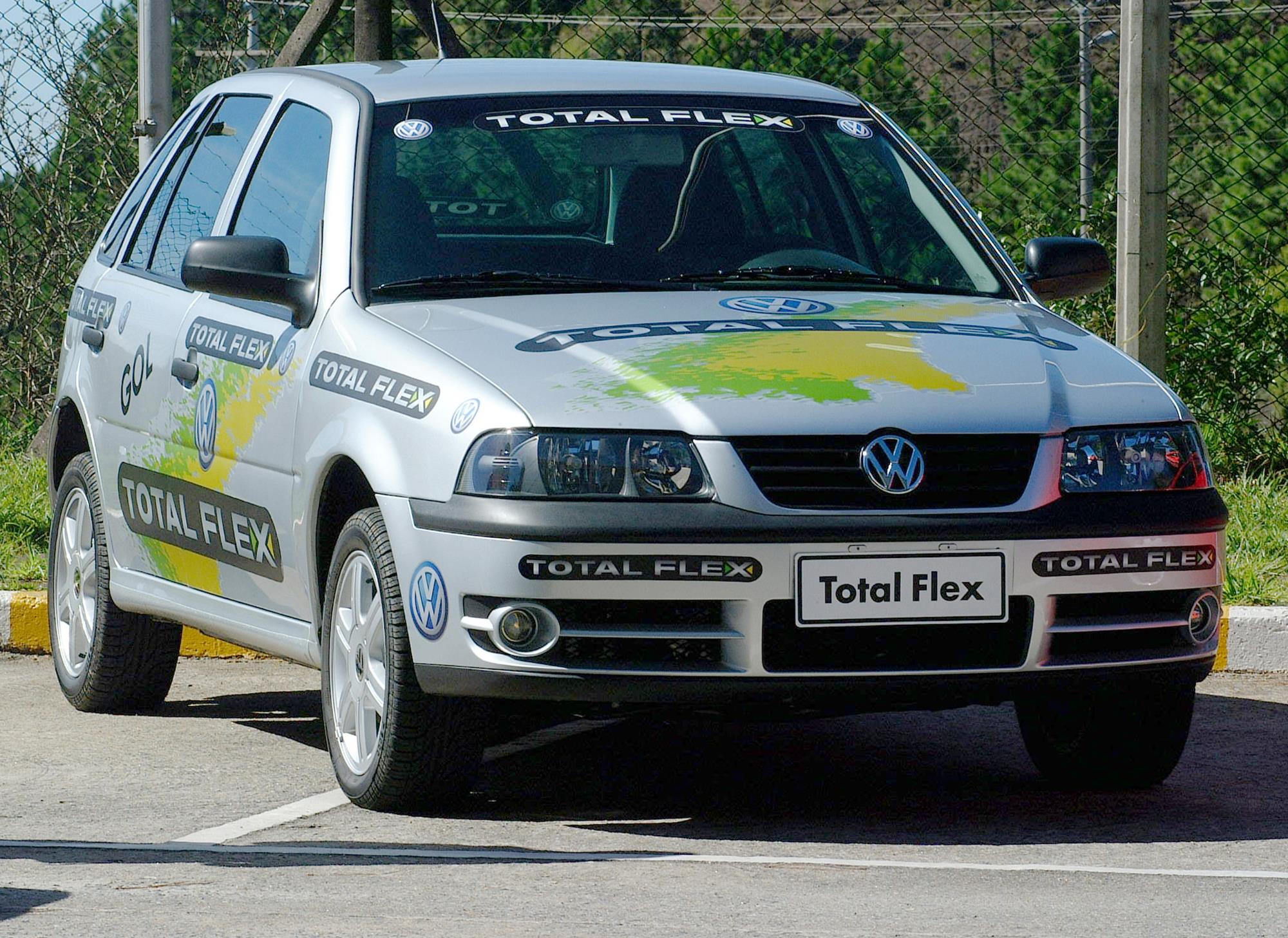 Volkswagen Gol 40 anos (6) Gol Total Flex, o primeiro carro bicombustível feito no Brasil