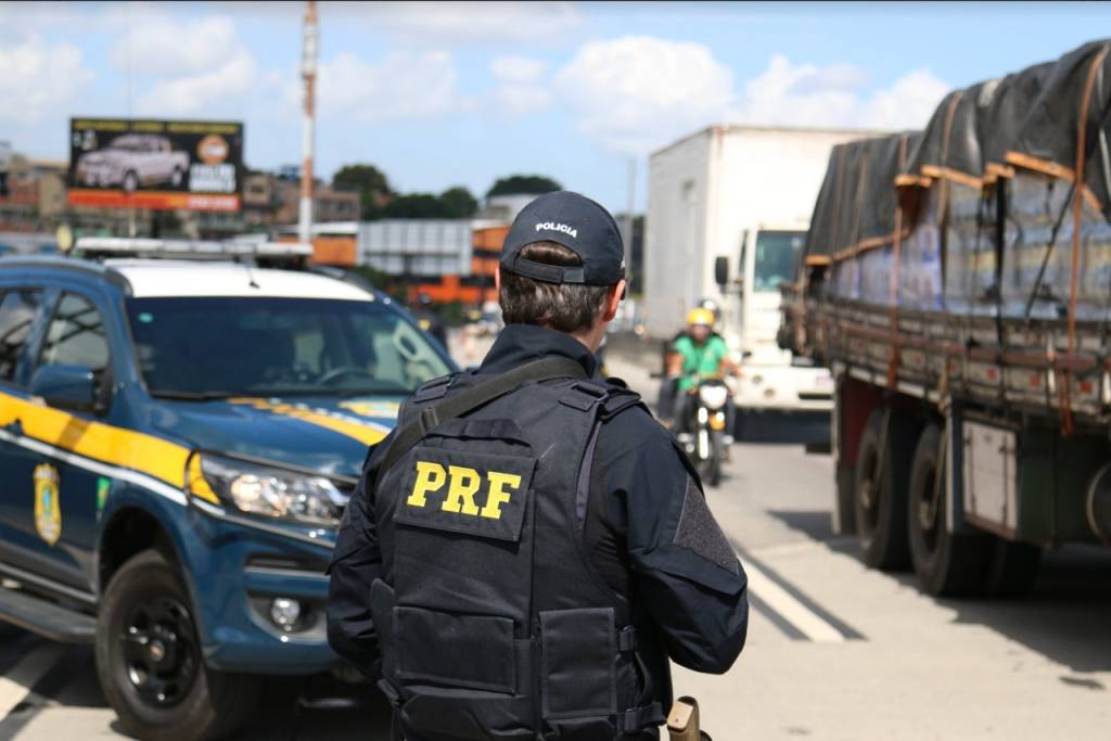PRF FenaPRF luta há mais de ano contra youtubers que lucram com infrações de trânsito