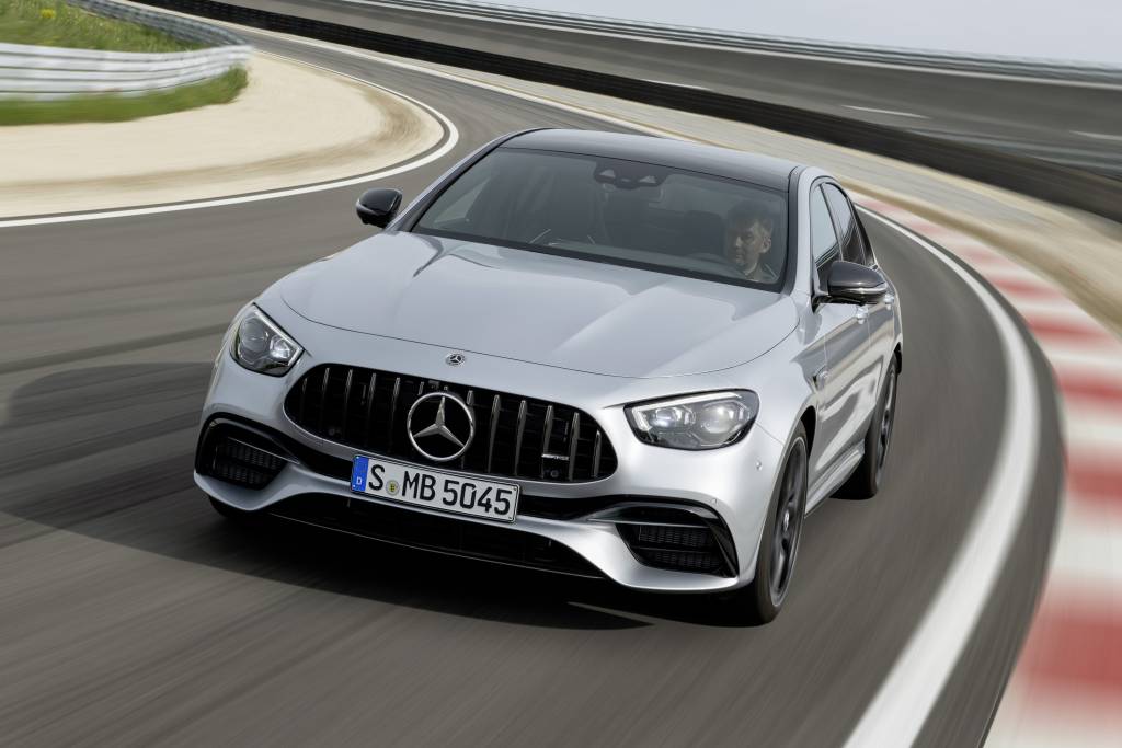 Mercedes-AMG E 63 4Matic Novo Mercedes-AMG E 63 é o carro perfeito para tiozões que gostam de drift