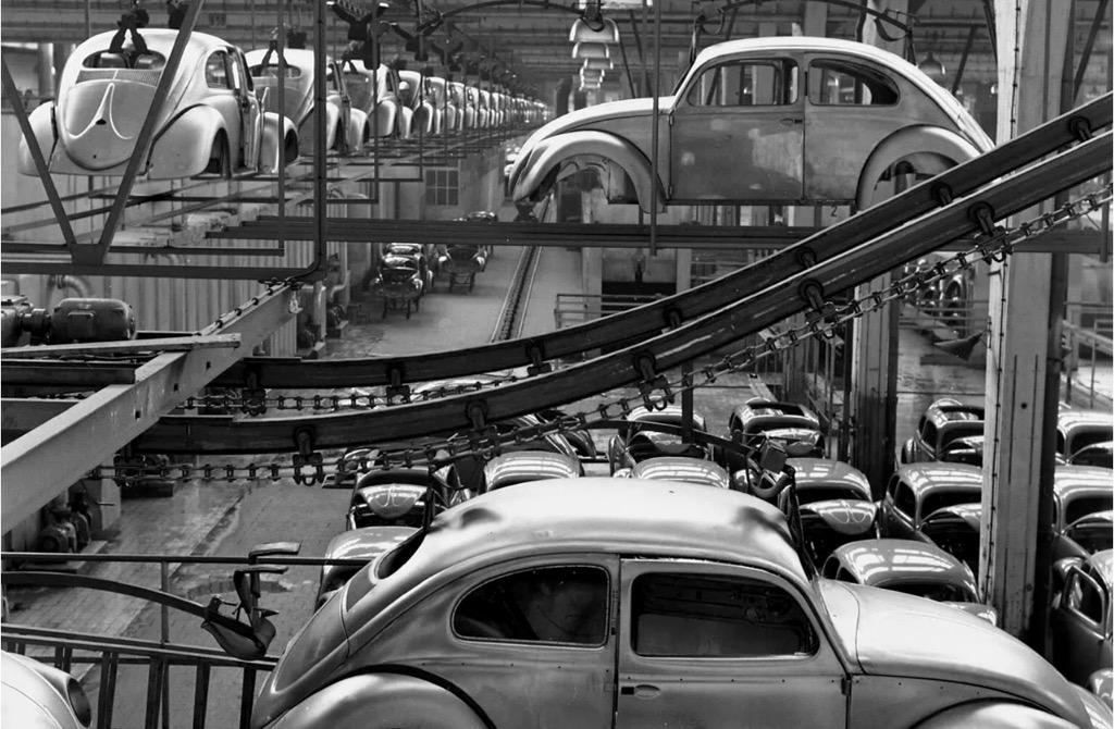 35 fotos incríveis mostram a produção quase artesanal do Fusca nos anos 50