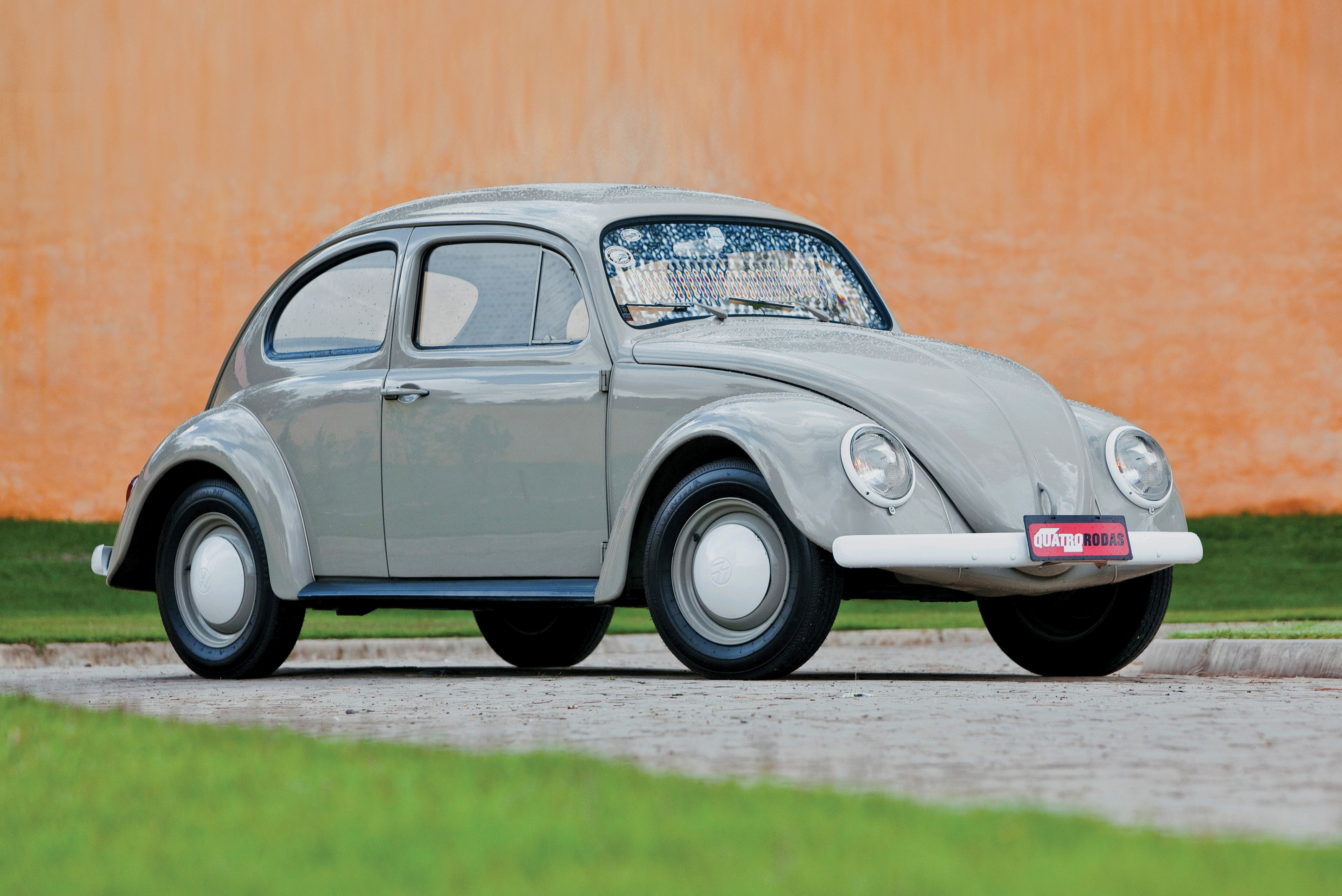 GRANDES BRASILEIROS VOLKSWAGEN PE DE BOI Fusca conhecido como "Pé de Boi" abria mão de vários acabamentos externos
