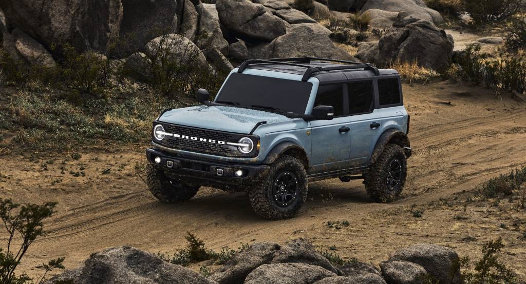 Ford Bronco cinza visto 3/4 de frente