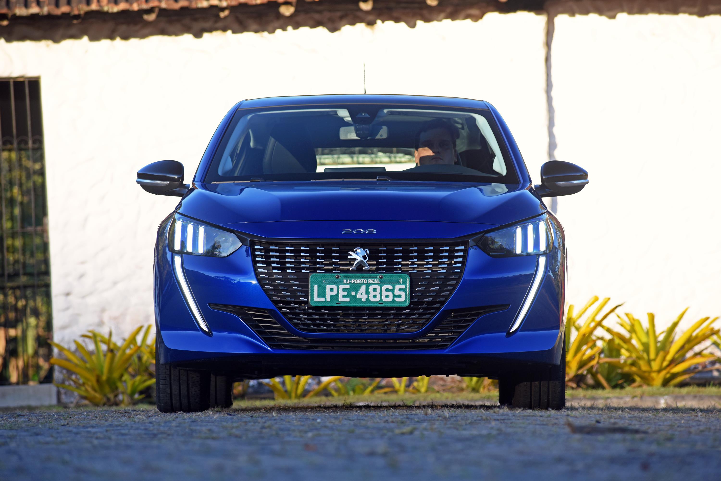 Novo Peugeot 208 1.6 2021 (11) Novo Peugeot 208 tem dois sabres de luz, mas não é Jedi