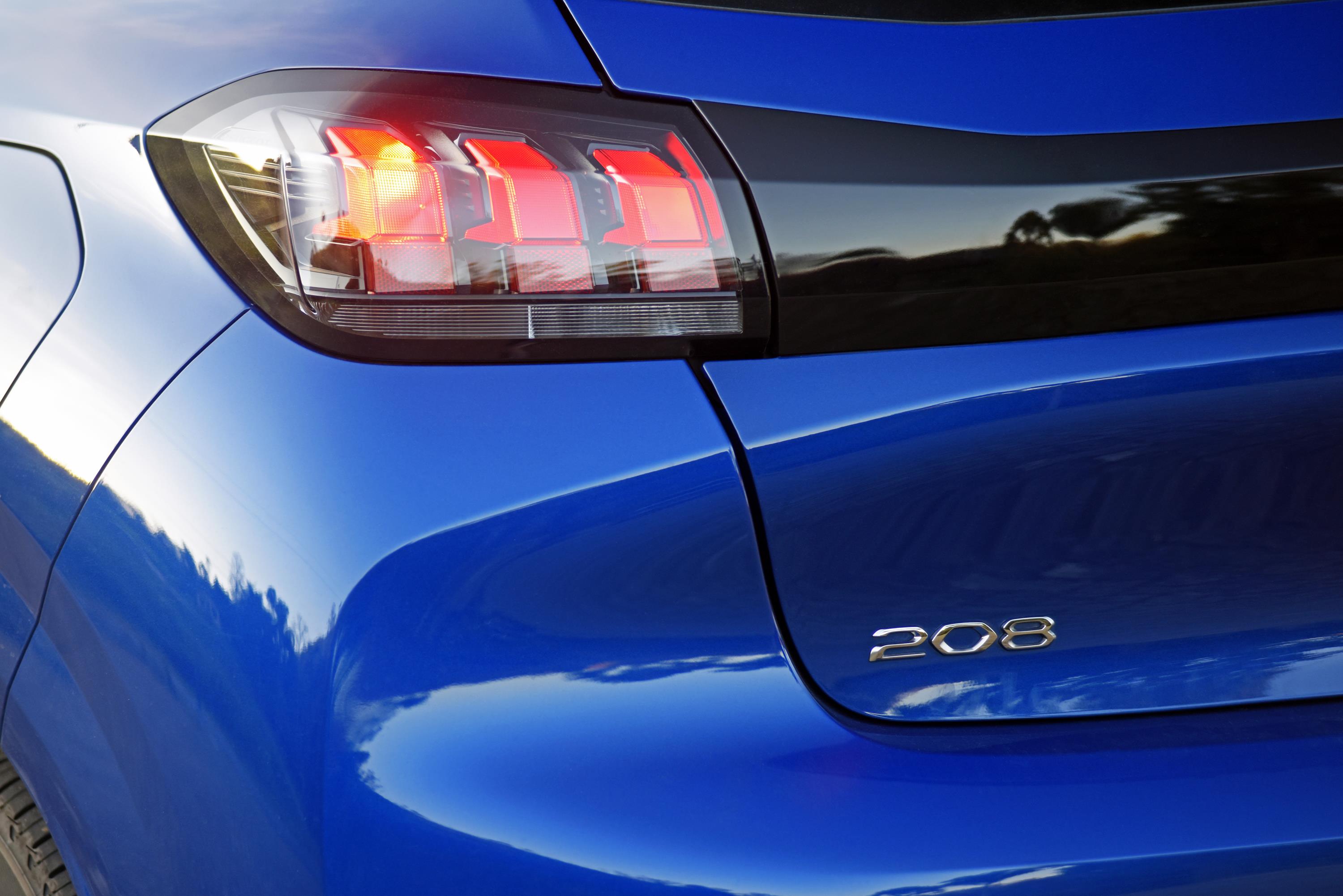 Novo Peugeot 208 1.6 2021 (17) Lanterna parece de led, mas não é