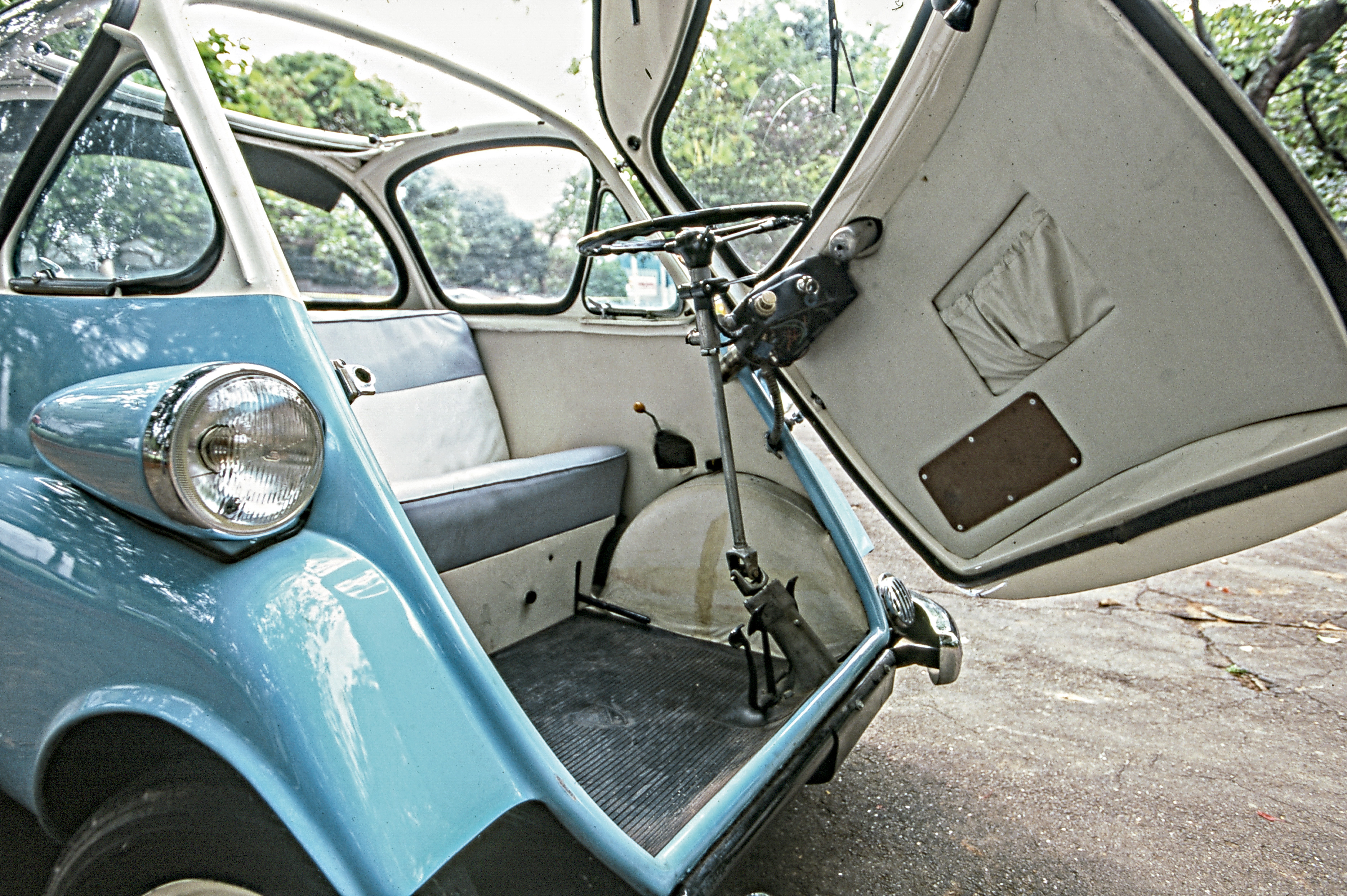Romi Isetta azul visto de frente com a porta aberta