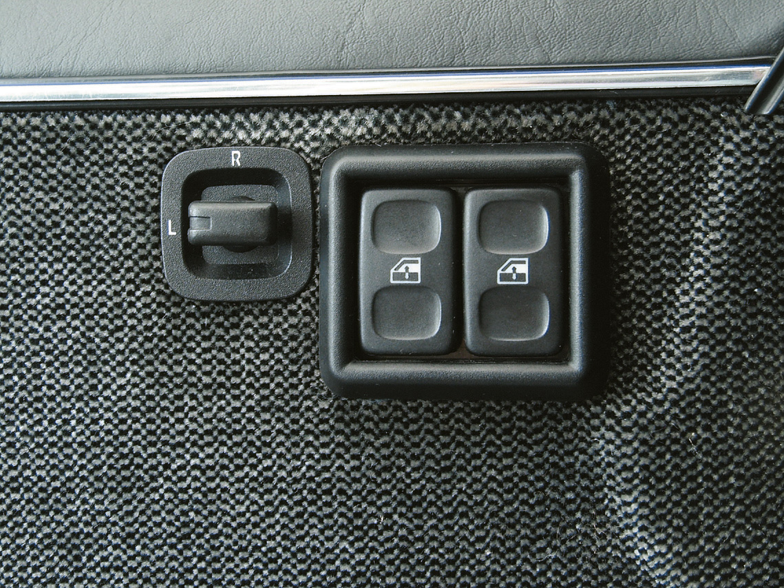 Comandos elétricos do Santana GLS, modelo 1989 da Volkswagen, testado pela revis Comandos elétricos do Santana GLS, modelo 1989 da Volkswagen, testado pela revista Quatro Rodas.