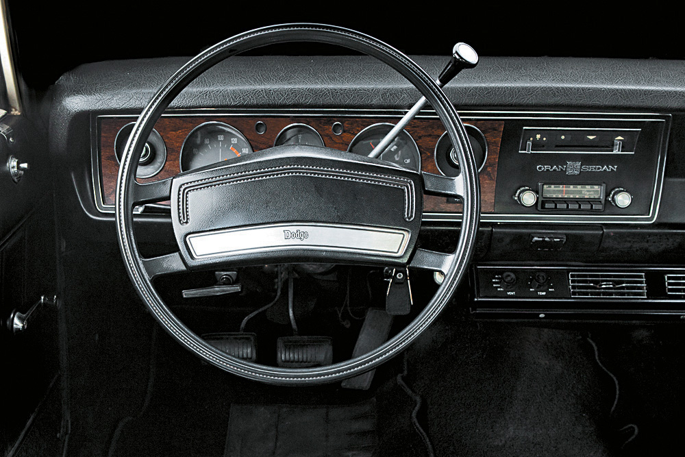 Interior do Gran Sedan, modelo 1976 da Dodge.