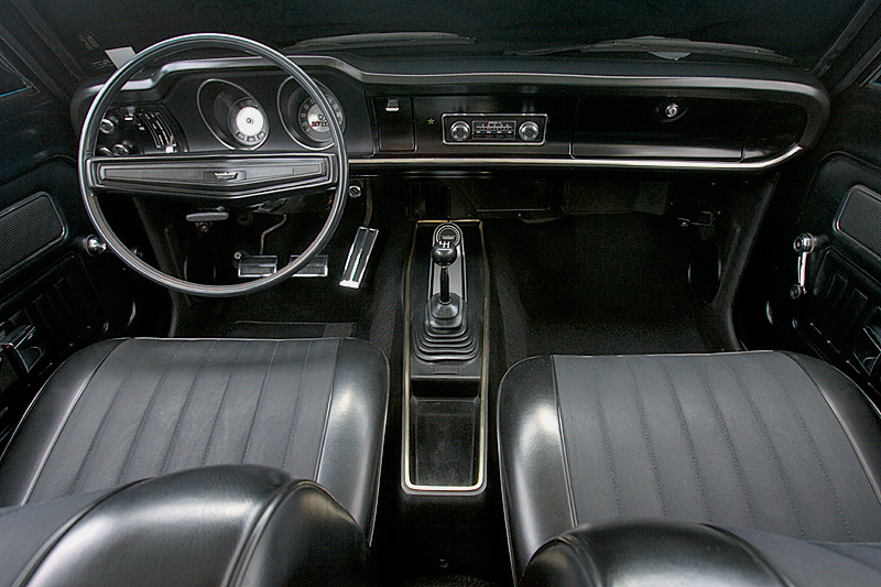 Interior do Maverick OHC quatro cilindros, ano 1975.