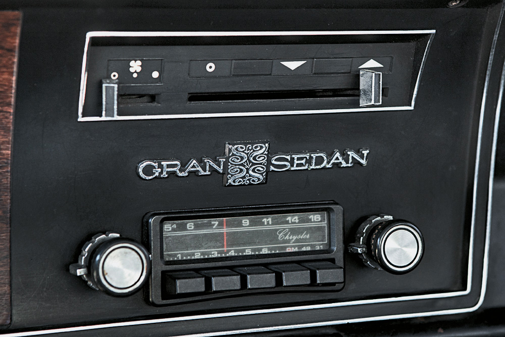 Rádio do Gran Sedan, modelo 1976 da Dodge.