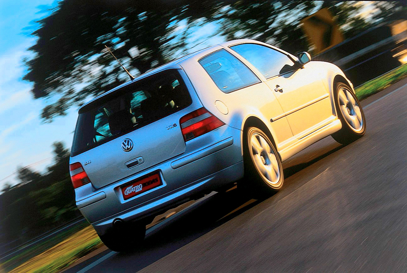 Automóvel Golf GTI VR6, modelo 2003 da Volkswagen, testado pela revista Quatro Rodas.