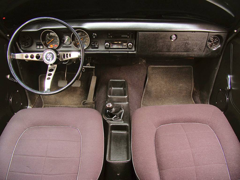 Interior do Opala SS, modelo 1976 da Chevrolet, testado pela revista Quatro Rodas.