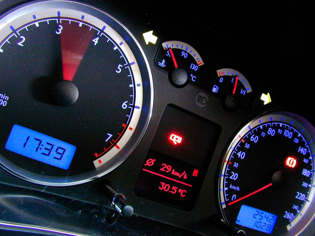 Instrumentos iluminados no painel do automóvel Golf GTI VR6, modelo 2003 da Volk Instrumentos iluminados no painel do automóvel Golf GTI VR6, modelo 2003 da Volk