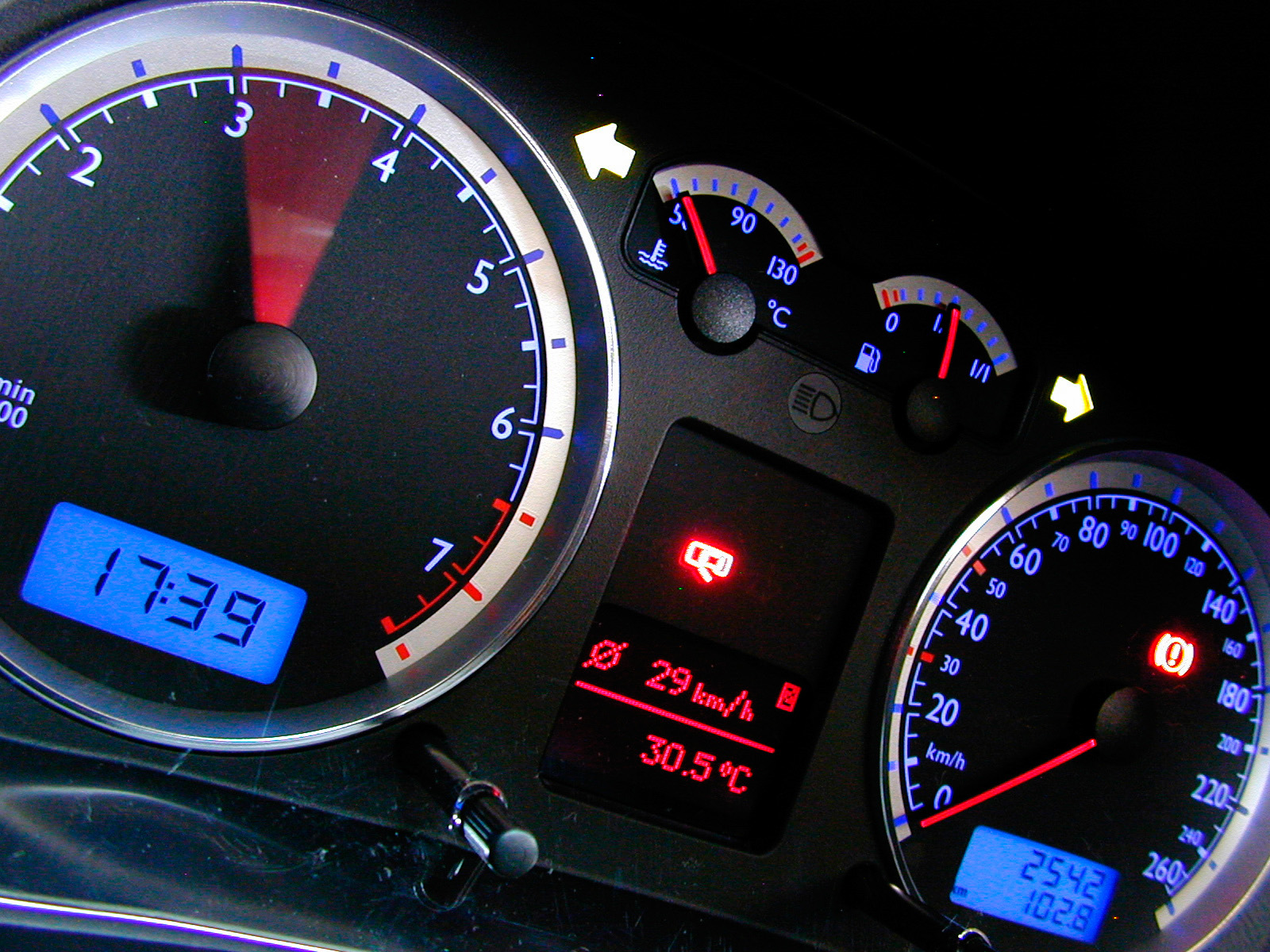 Instrumentos iluminados no painel do automóvel Golf GTI VR6, modelo 2003 da Volk
