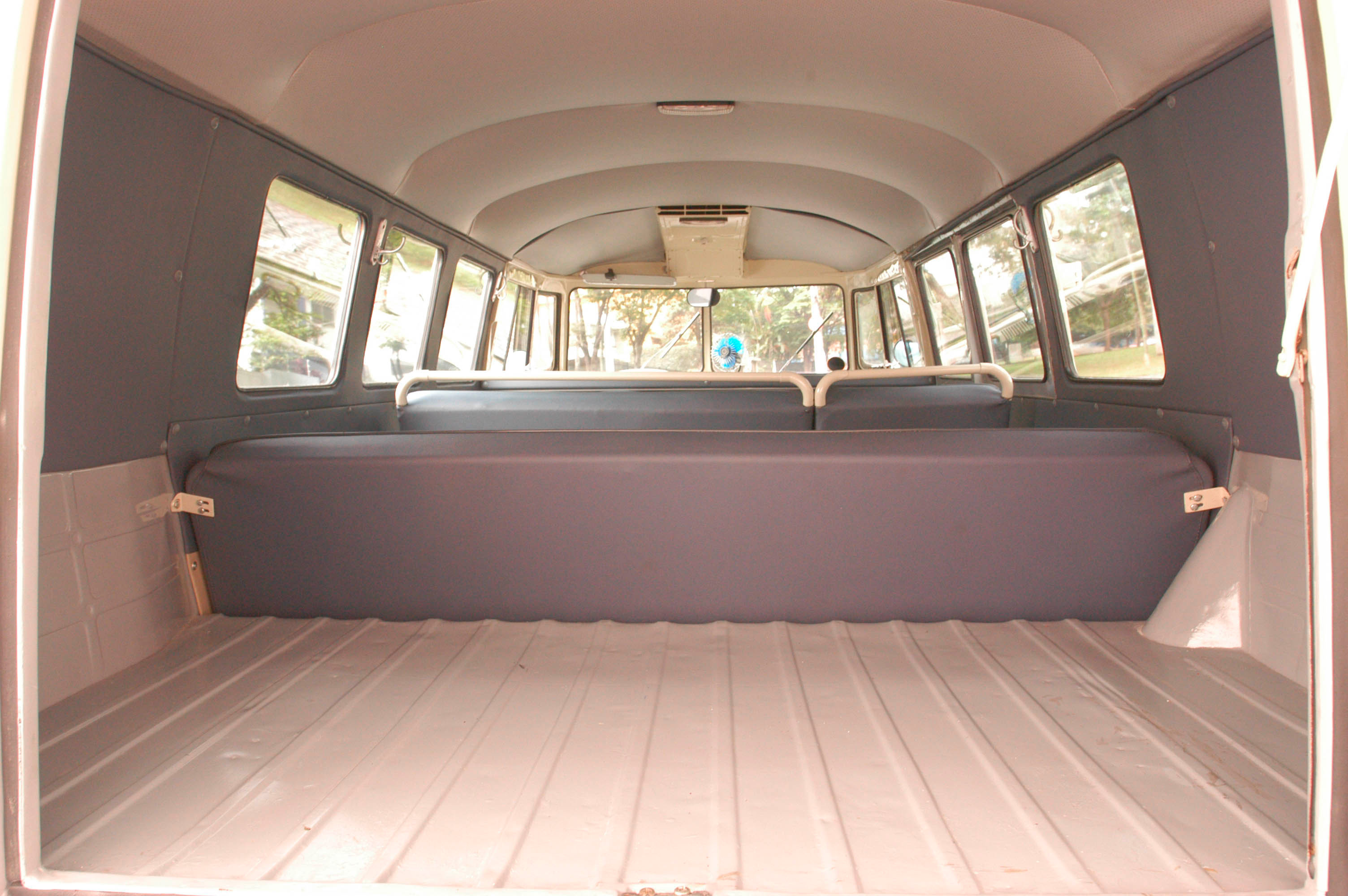 Interior da Kombi modelo 1959 versão luxo, da Volkswagen, pertencente a Francisc_2