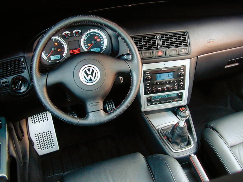 Painel do automóvel Golf GTI VR6, modelo 2003 da Volkswagen, testado pela revist Painel do automóvel Golf GTI VR6, modelo 2003 da Volkswagen, testado pela revista Quatro Rodas.