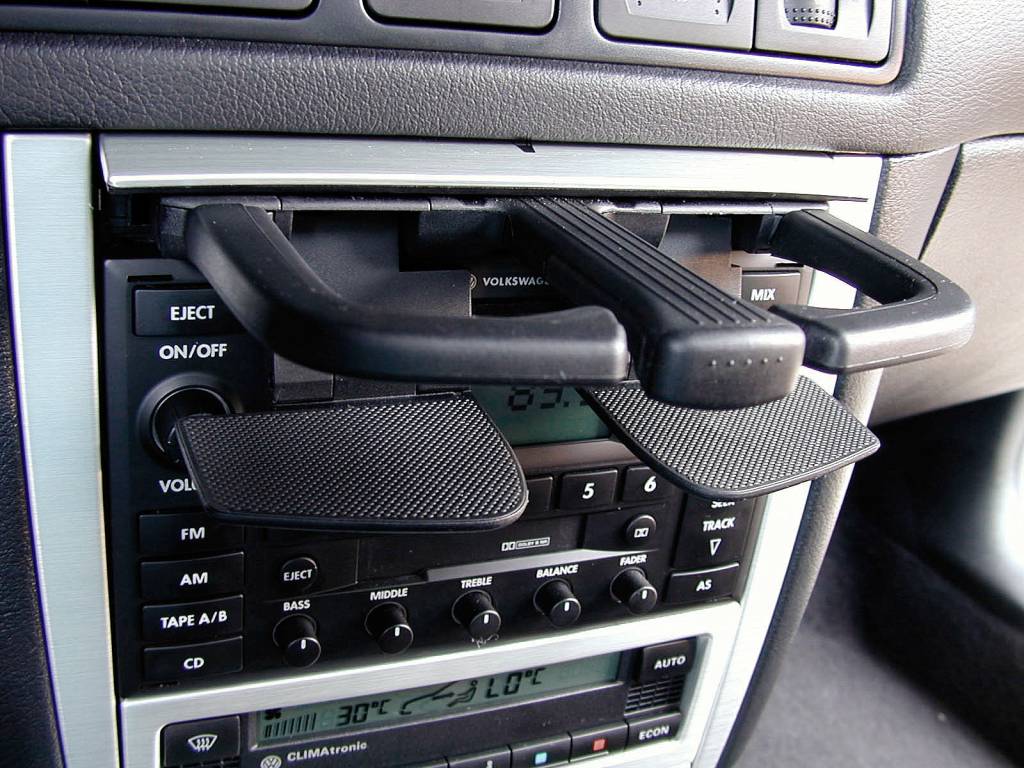Porta-copos no painel do Golf GTI VR6, hatchback da Volkswagen. Porta-copos no painel do Golf GTI VR6, hatchback da Volkswagen.