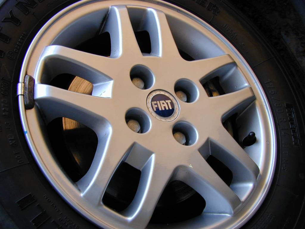 Roda de liga leve aro 14 da Palio Adventure, da Fiat. Roda de liga leve aro 14 da Palio Adventure, da Fiat.