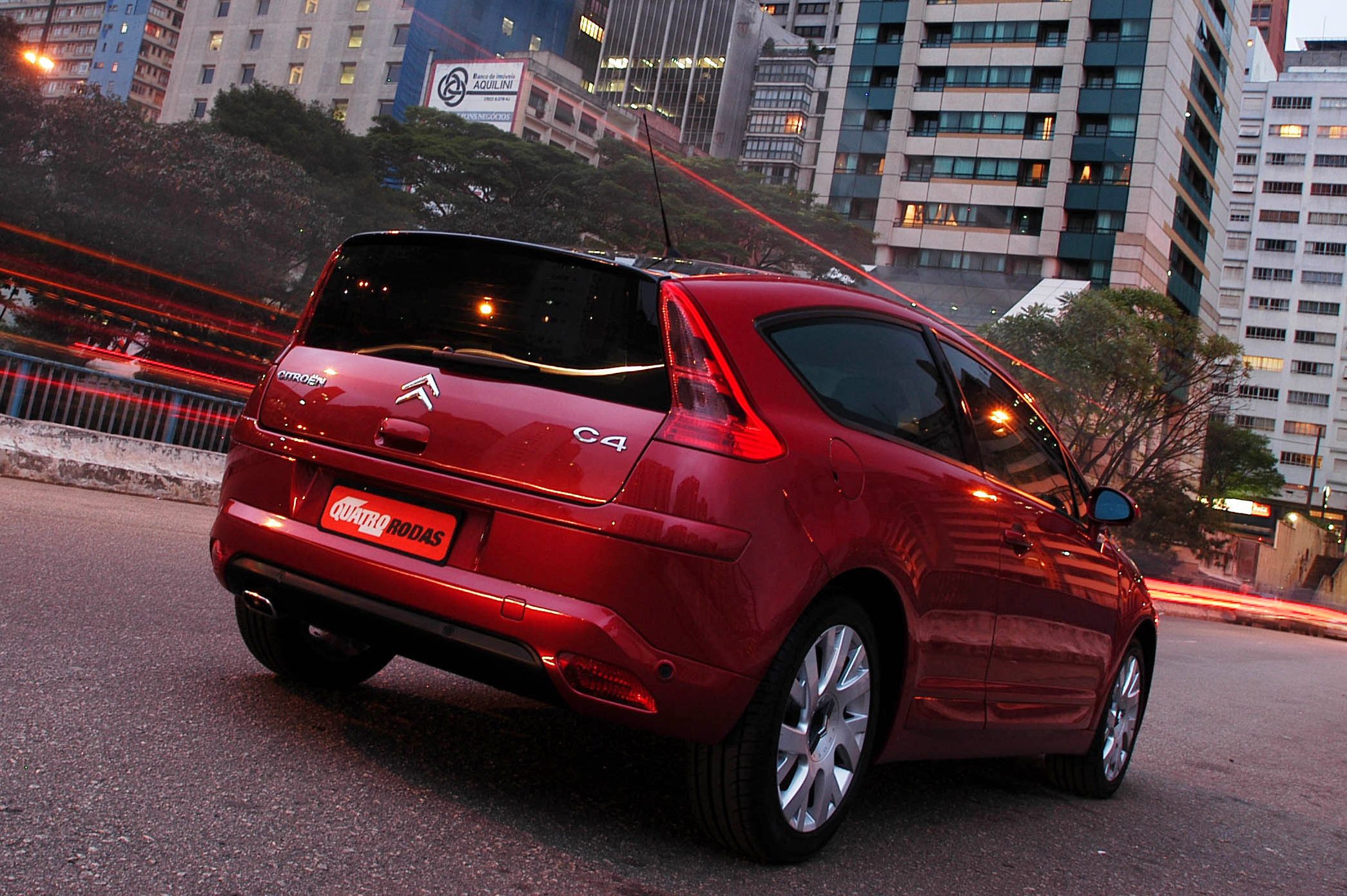 C4 2.0 VTS, da Citroën, testado pela revista Quatro Rodas.