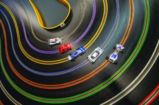 Autorama reúne pais e filhos e é hobby mais barato para quem curte carro