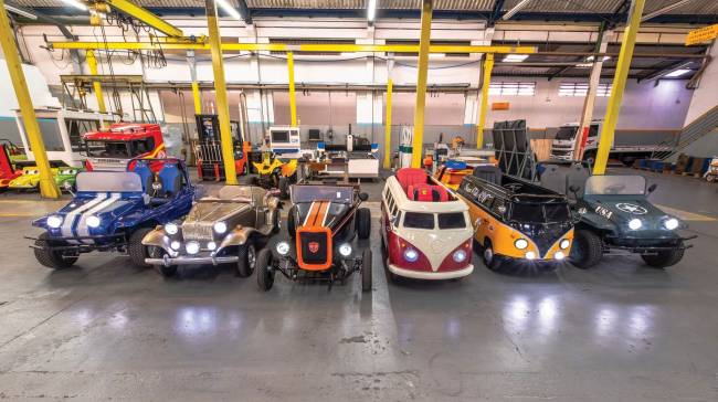 Estes minicarros para crianças são tão equipados quanto carros de verdade