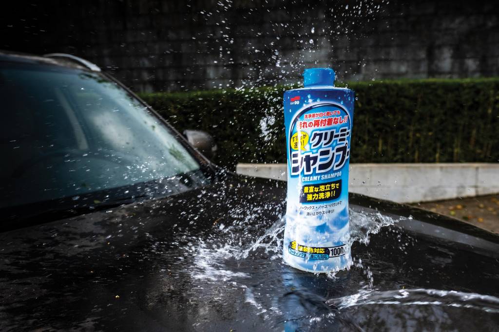 Banho de espuma Soft99 promete lavagem rápida e sem deixar manchas