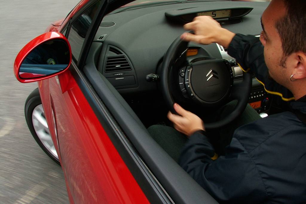 Austrália pode proibir homens menores de 21 anos de dirigir